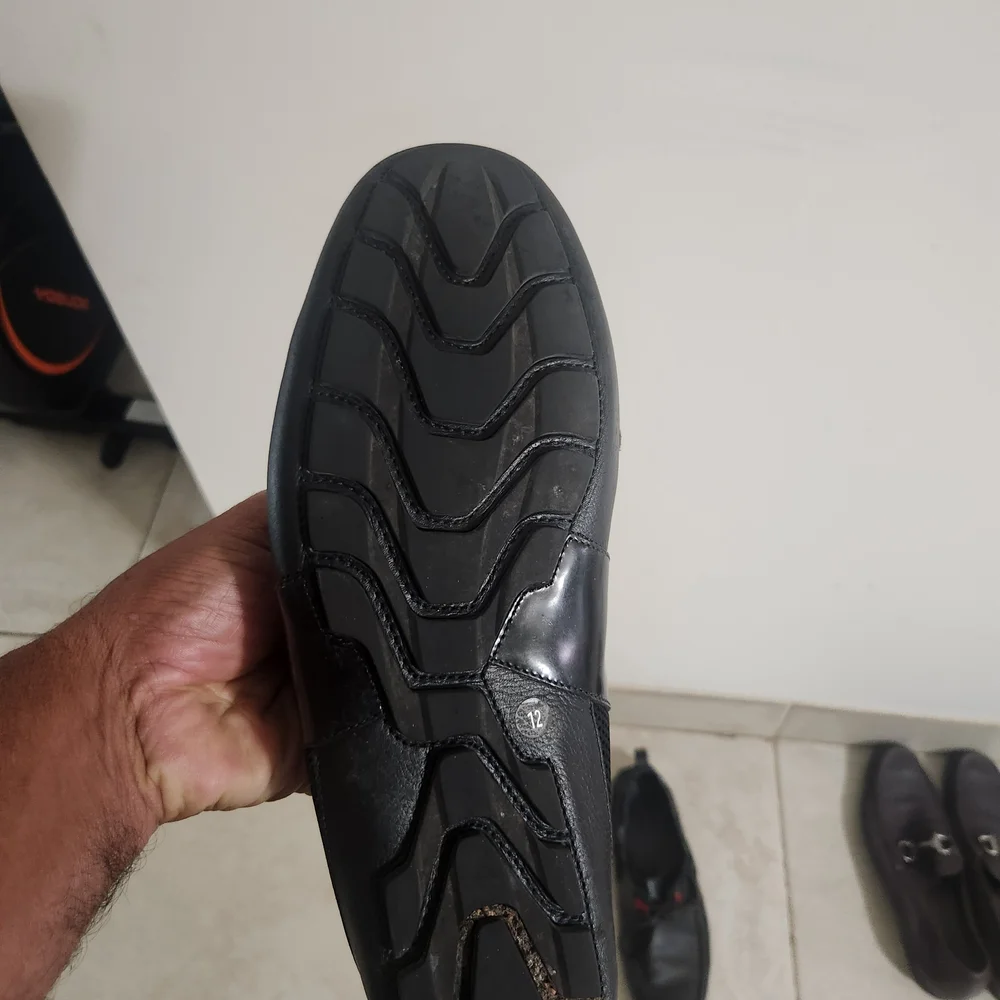 Gucci Black Leather Loafers with Red and Green Accents - Picture 3 of 4